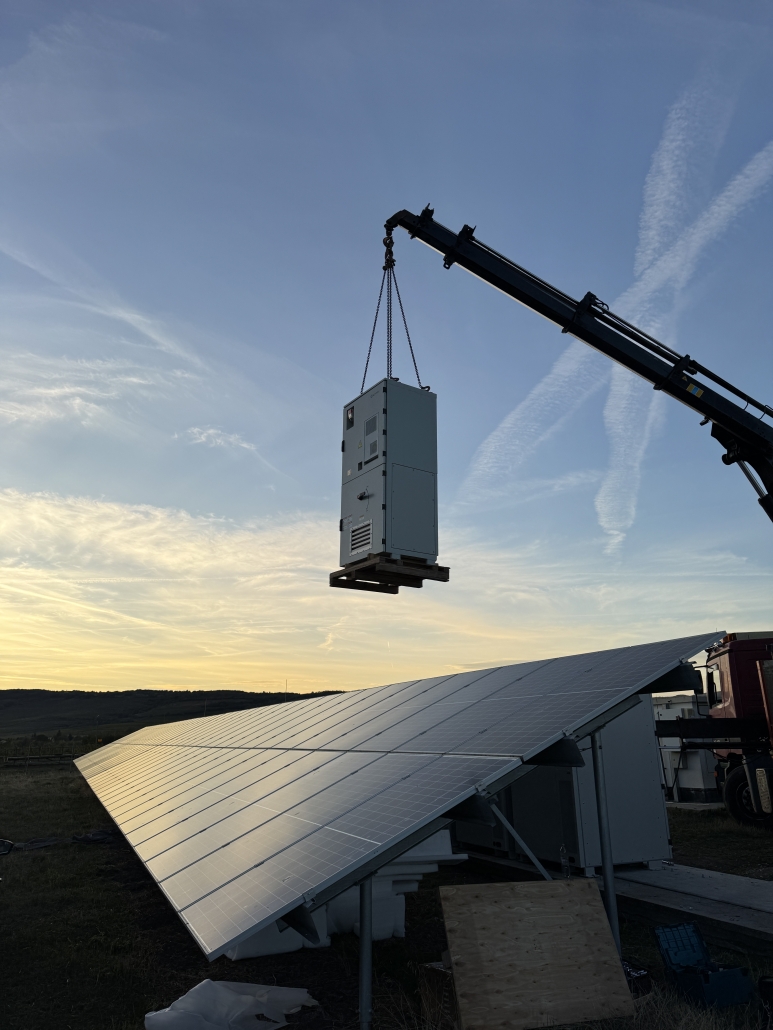Energiatároló egység telepítése napelempark mellett