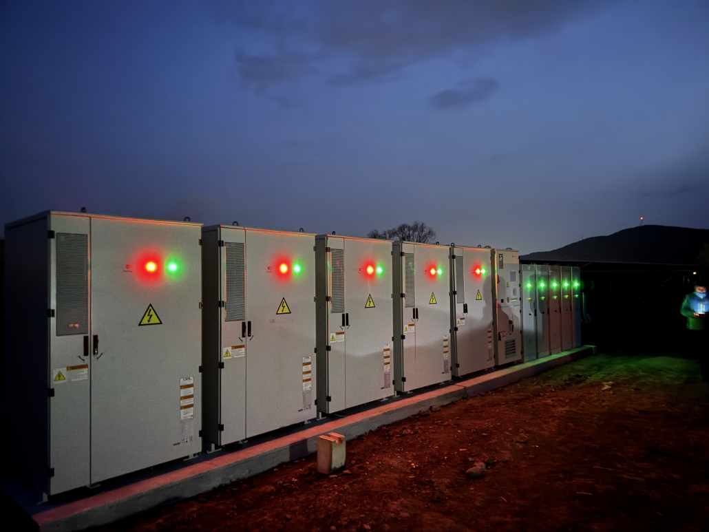 Genezis Electronics akkumulátoros energiatároló (BESS) konténerek éjszaka